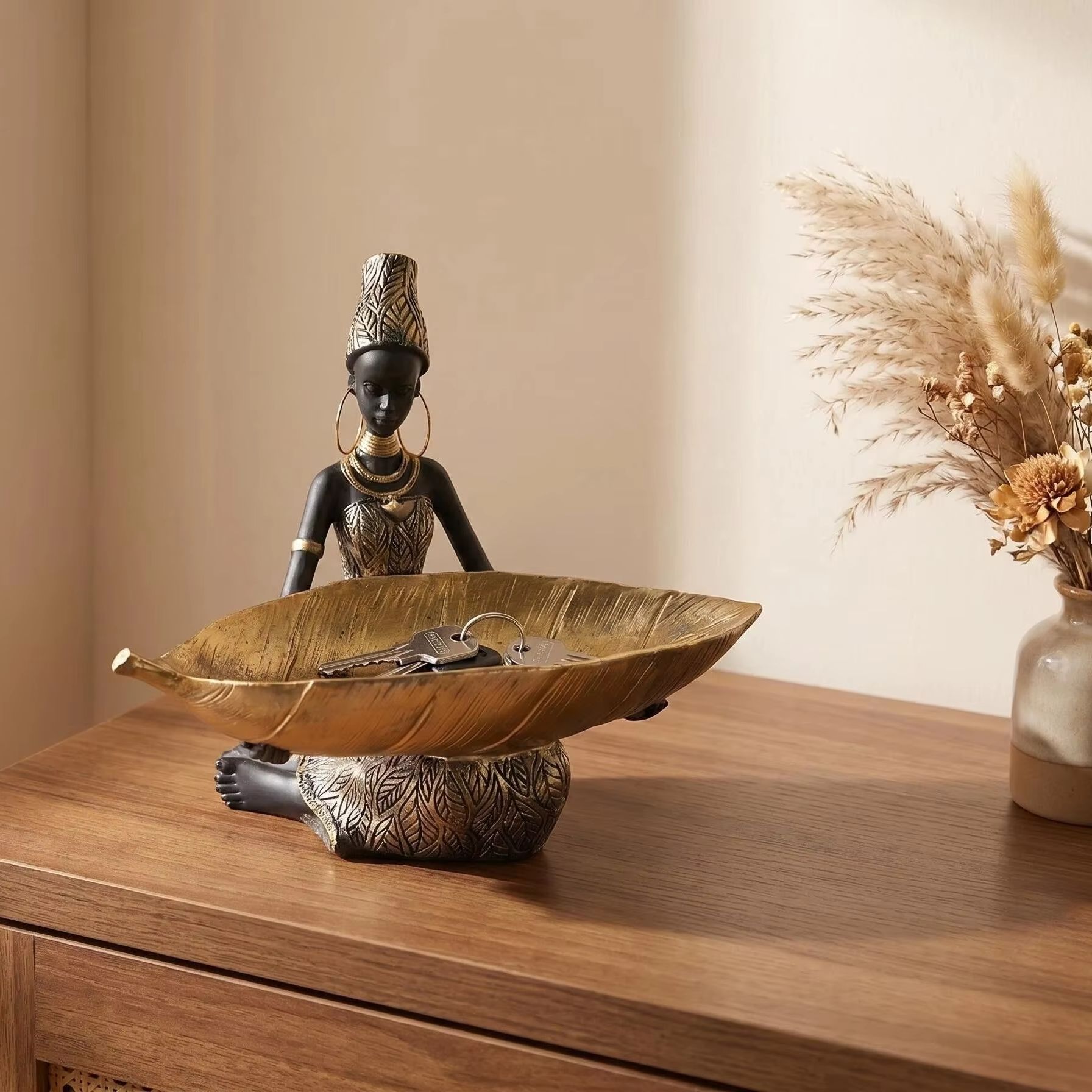 African Girl Holding a Plate S - Interior Design Home recension och pris
